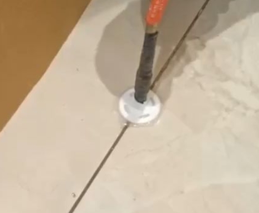 肇源瓷砖空鼓维修公司专业解答瓷砖在铺贴过程中，如果没有涂抹均匀到位的粘结材料（如水泥砂浆或瓷砖胶），可能会导致以下问题