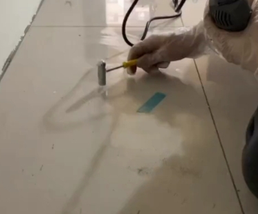 肇源瓷砖开裂维修公司专业分享瓷砖在铺贴前如果没有沥干水分，将会导致以下问题